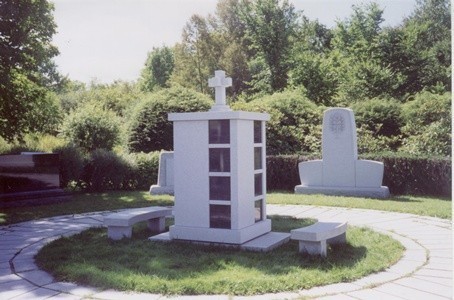 Cremation Columbariums Family Lot with Benches